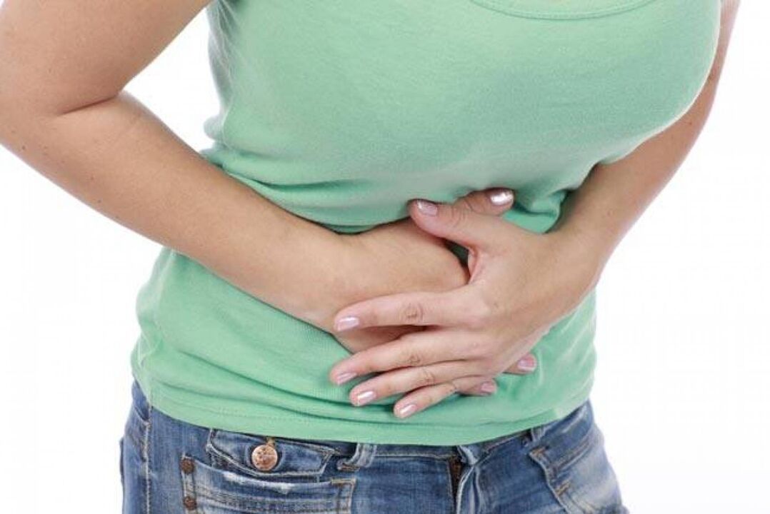 dor abdominal devido à presença de parasitas no corpo