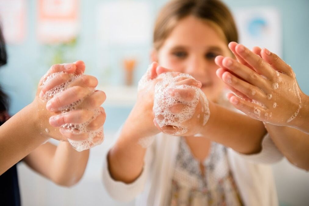 lavar as mãos para prevenir infecção por vermes
